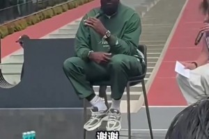 老詹在勒布朗詹姆斯创新中心提前感受76人球迷热情！！